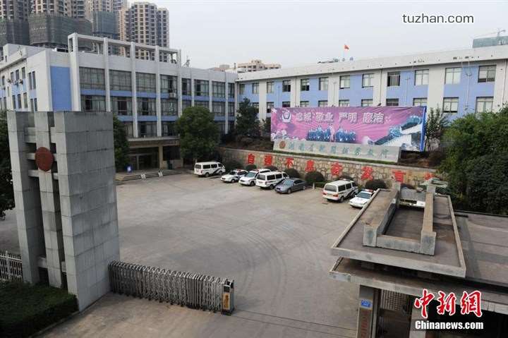 長沙市坪塘勞動(dòng)教養(yǎng)管理所采購我公司定制生產(chǎn)的11KW二用一備自來水加壓泵站一套，本設(shè)備供水范圍為5公里，供水人數(shù)為3600人，目前本自來水加壓泵站運(yùn)行平穩(wěn)，高效節(jié)能，受到了管理所的一致好評(píng)！